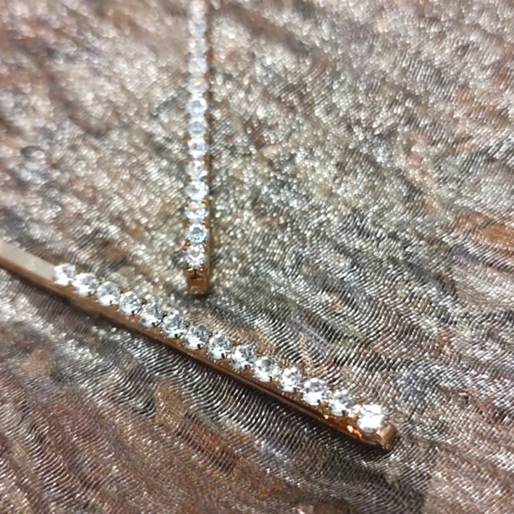 🔸💎🔸NWOT Sparkling Brilliant Petite Round Cut Rhinestone & Gold Clasp Barrette